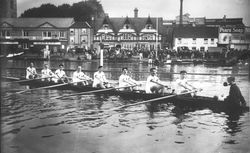 Equipe du Rowing club de Paris [aviron, bateau de huit rameurs barré, aux régates royales de Henley] : [Agence Rol] (1912)