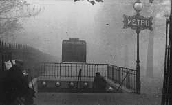 Agence de presse Mondial Photo-Presse,     Le brouillard à Paris : la station du métro des Buttes-Chaumont, 1932