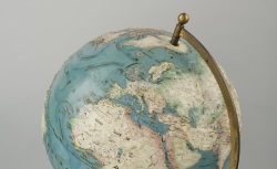 Accéder à la page "Les globes terrestres"