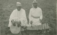 Accéder à la page "Rhora : chant de travail / chant d'homme avec accompagnement de xylophones [balafons] et de tambours djembéBhaelhelt : chant pour le fétiche / chant solo d'homme ; accompagnement de choeur et de claquements de doigts"