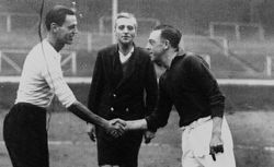Highbury : match Racing contre Arsenal, les deux capitaines se serrent la main : [photographie de presse] / Planet 1932