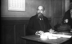 Discours de Nicolae Iorga (historien, professeur à la faculté de Bucarest) et de Constantin Argetoianu (homme politique) / Gallica - Agence Meurisse 1928