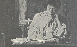 Jane de la Vaudère dans son cabinet de travail