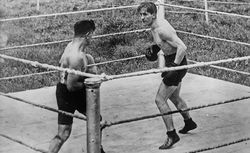 (Keystone), entraînement de [Georges] Carpentier à Manhasset contre [le boxeur] Joe Gans : [photographie de presse] / [Agence Rol] 1921