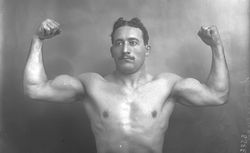 L. Simonon [le sportif, torse nu, exhibant ses muscles] : [photographie de presse] / [Agence Rol]  1913