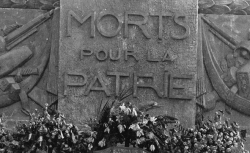 Accéder à la page "L'hommage aux morts de la Grande Guerre - Agence Meurisse, 1919"