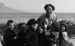 Accéder à la page "Les orphelins de la guerre (St-Jean-Cap-Ferrat) : autour de la petite maman adoptive - Agence Meurisse, 1916"