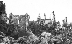 Accéder à la page "Ruines à Clermont-en-Argonne, Agence Rol, 1915"