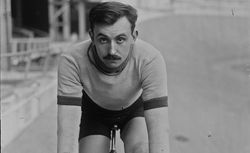      Petit Breton [portrait du coureur cycliste sur son vélo] : [photographie de presse] / [Agence Rol] 1912