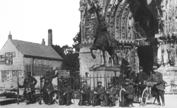 Accéder à la page "Poilus devant la statue de Jeanne d'Arc, Reims, 1914"