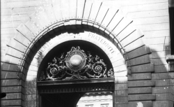 Porche d'entrée de l'ancien hôpital Beaujon à Paris au 208 rue du Faubourg Saint-Honoré