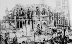 Accéder à la page "La cathédrale de Reims bombardée"