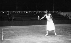      Saint-Cloud : championnats internationaux de lawn-tennis : Melle Lenglen en action : [photographie de presse] / Agence Meurisse 1925