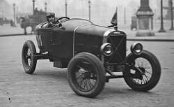 Agence Rol, Albert Derancourt, 9 ans, dans un voiture de course,1924