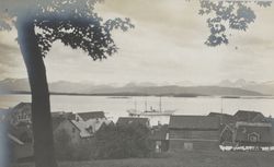 vue de Molde extraite de [Croisière en Scandinavie à bord du yacht Velleda] : [photographie]