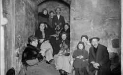 Accéder à la page "Une cave de Paris pendant un raid aérien - Agence Rol, 1918"