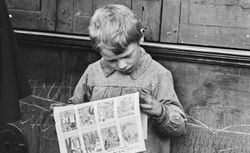 Enfant lisant le journal