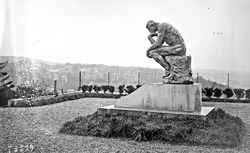 Tombeau de Rodin à Bellevue [Meudon] : photographie de presse, Agence Rol, 1922