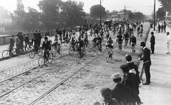 Tour de France 1906 [i.e. départ du Tour de france 1907, le 8 juillet, pont Bineau] : [photographie de presse] / [Agence Rol] 