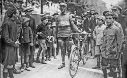 Tour de France, Alavoine à son arrivée à Luchon [le 5 juillet 1922] : photographie de presse de l'Agence Rol] 