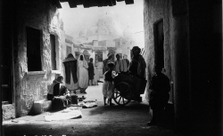 Accéder à la page "Photographies du pavillon de la Tunisie et de la reconstitution d'une rue tunisienne (1931)"