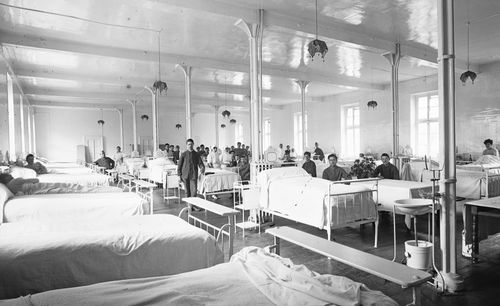 Val de Grace, salle avec de nombreux lits à l'hôpital. 
