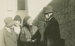 Photographie de terrain, 1930. Hubert Pernot, Melpo Merlier et une interprète (BnF-Gallica. Archives du département de l'Audiovisuel)