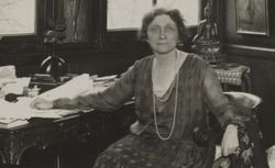 Portrait d'Andrée Viollis en 1926 par Henri Manuel. Photo Henri Manuel. Bibliothèque Marguerite Durand. Ville de Paris