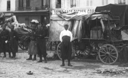 Accéder à la page "Campement des Zouaves à Compiègne - Agence Rol, 1914"