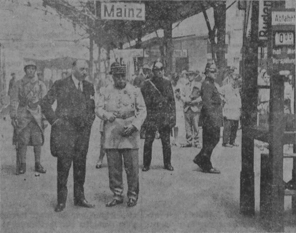 Avant leur départ, Paul Tirard et le général Guillaumat s'entretiennent sur le quai de la gare de Mayence. Image publiée à Metz le 6 juillet 1930 dans le journal : Le Patriote lorrain