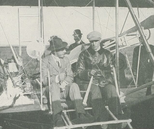 Don Alfonso [le roi d'Espagne Alphonse XIII] en avion. Image publiée à Tarbes en décembre 1919 dans le journal : Pyrénées-Océan