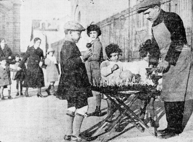 Dans les rues de Marseille. Un commerçant qui fait des affaires : le marchand de pommes cuites. Image publiée à Marseille le 4 janvier 1935 dans le journal : Le Radical