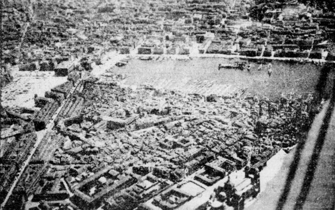 Le Vieux-Port de Marseille et ses environs vus d'avion. Le grand carré vide, à gauche, c'est le terrain de derrière la Bourse. Image publiée à Marseille le 11 avril 1935 dans le journal : Le Radical
