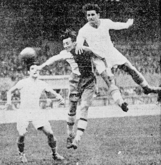 Marseille se qualifie pour la Coupe de France de football en battant Le Havre (1 à 0). Image publiée à Marseille le 16 avril 1938 dans le journal : Le Radical