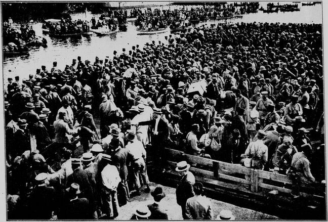 Les forçats attendent au port d'Alger leur embarquement vers la Guyane. Image publiée à Marseille et Alger le 15 octobre 1921 dans le journal : La Méditerranée illustrée