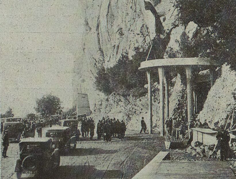 L'entrée de la grotte des Demoiselles s'ouvre sur une magnifique terrasse taillée sur le flanc de la montagne du Thaurac. Image publiée à Montpellier le 5 décembre 1931 dans le journal : Le Midi illustré