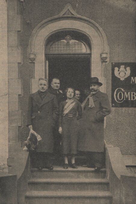 Albert Rivière, Lesage, Jacqueline Petauton et Marx Dormoy devant la Maison des combattants de Montluçon, le 17 janvier 1937. Image publiée à Montluçon en mars 1937 dans le journal : Le Veilleur bourbonnais
