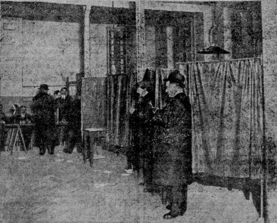 Une première à Paris : l'isoloir. Image publiée à Mâcon le 15 janvier 1914 dans le journal : L'Express de Saône-et-Loire