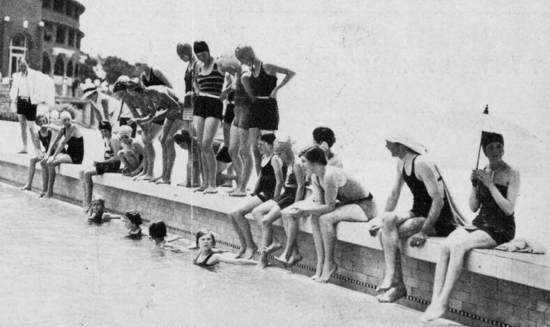 Un groupe de baigneuses au Monte-Carlo Beach. Image publiée à Monte-Carlo le 15 juillet 1930 dans le journal : Rives d'Azur