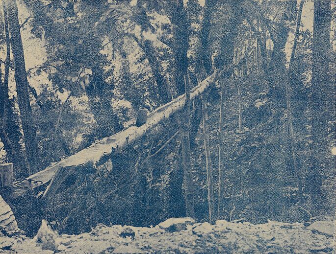 Captée à la source, l'eau traverse les ravines sur un aqueduc de fortune et fait renaître la vieille ferme cévenole. Image publiée à Anduze à Noël 1941 dans le journal : Saumur : bulletin bi-mensuel du Groupement 45, Anduze (Gard)