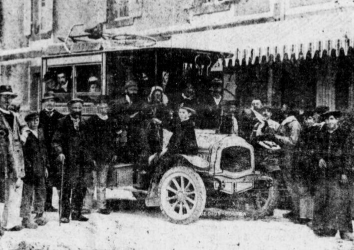 Une [sic] des autobus faisant le service de Quimperlé au Pouldu. Image publiée à Quimperlé le 19 juillet 1913 dans le journal : La Côte d'Armor