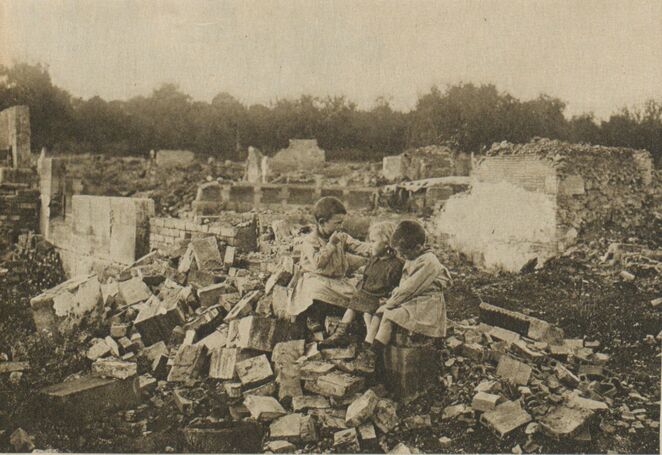 Les à-côtés de la guerre. [enfants] Parmi les ruines. Seuls !... Image publiée à Belley le 10 juin 1917 dans le journal : Croix de l'Ain. Supplément illustré de la semaine