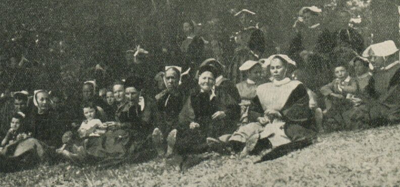 Le Pardon de Sainte-Anne-des-Bois. Photo Crolard publiée à Lorient le 3 juin 1928 dans le journal : Le Nouvelliste du Morbihan. Supplément hebdomadaire illustré