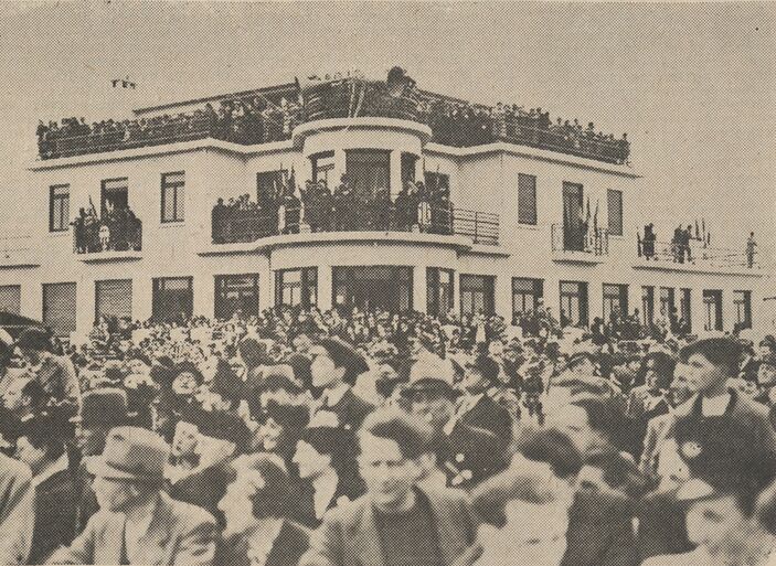 La foule devant l'aérogare de Limoges et sur les terrasses au cours du meeting d'inauguration. Image publiée à Limoges en mai/juin 1938 dans le journal : Revue du Centre-Ouest