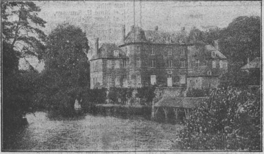 Le château de Couterne. Image publiée à Bagnoles-de-l'Orne et Tessé-la-Madeleine le 2 septembre 1924 dans le journal : L'Avenir : journal de Bagnoles et de Tessé-la-Madeleine