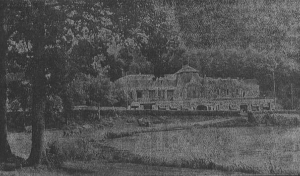 Le lac et le Casino de Bagnoles-de-l'Orne. Image publiée à Bagnoles-de-l'Orne et Tessé-la-Madeleine le 22 juin 1926 dans le journal : L'Avenir : journal de Bagnoles et de Tessé-la-Madeleine