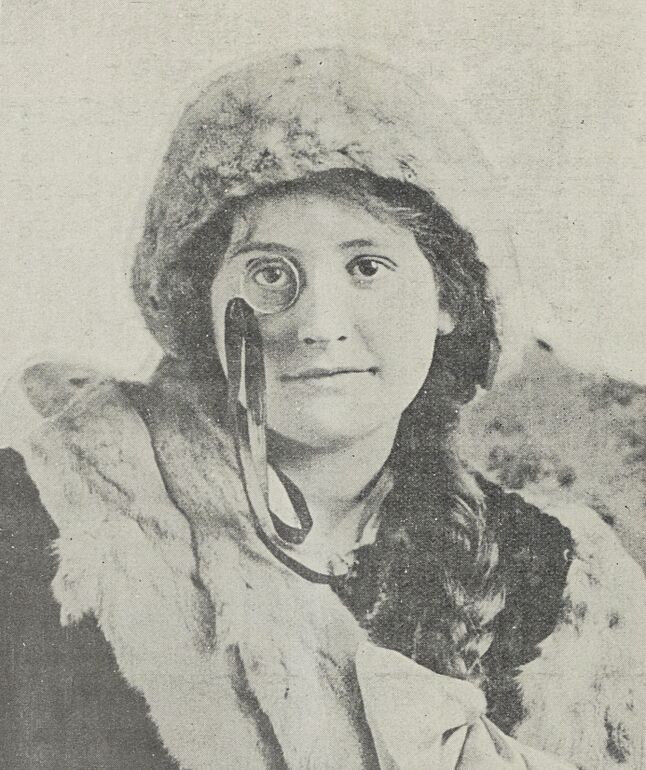 Femme portant monocle. Image publiée à Calais en 1914 dans le journal : Revue des artistes et des arts industriels du Nord