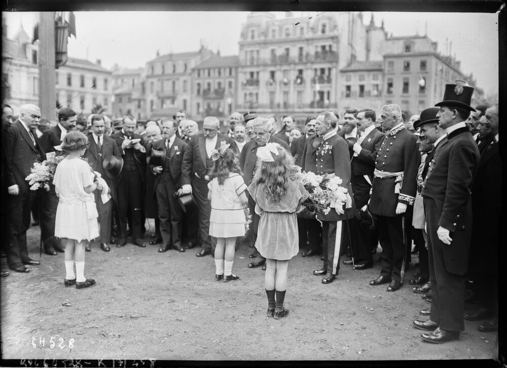 Valence, 15/3/21 [remise de gerbes au président de la république M. Millerand place Championnet] : [photographie de presse] / [Agence Rol]