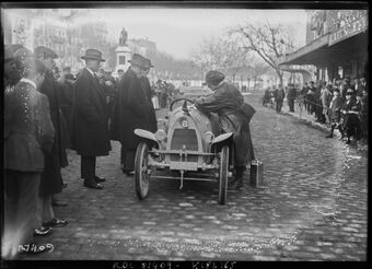 Paris-Nice [course de cyclecars, le 18 février] 1923, Mlle Duforêt à Valence [conduisant une J.G. Sport] : [photographie de presse] / [Agence Rol]