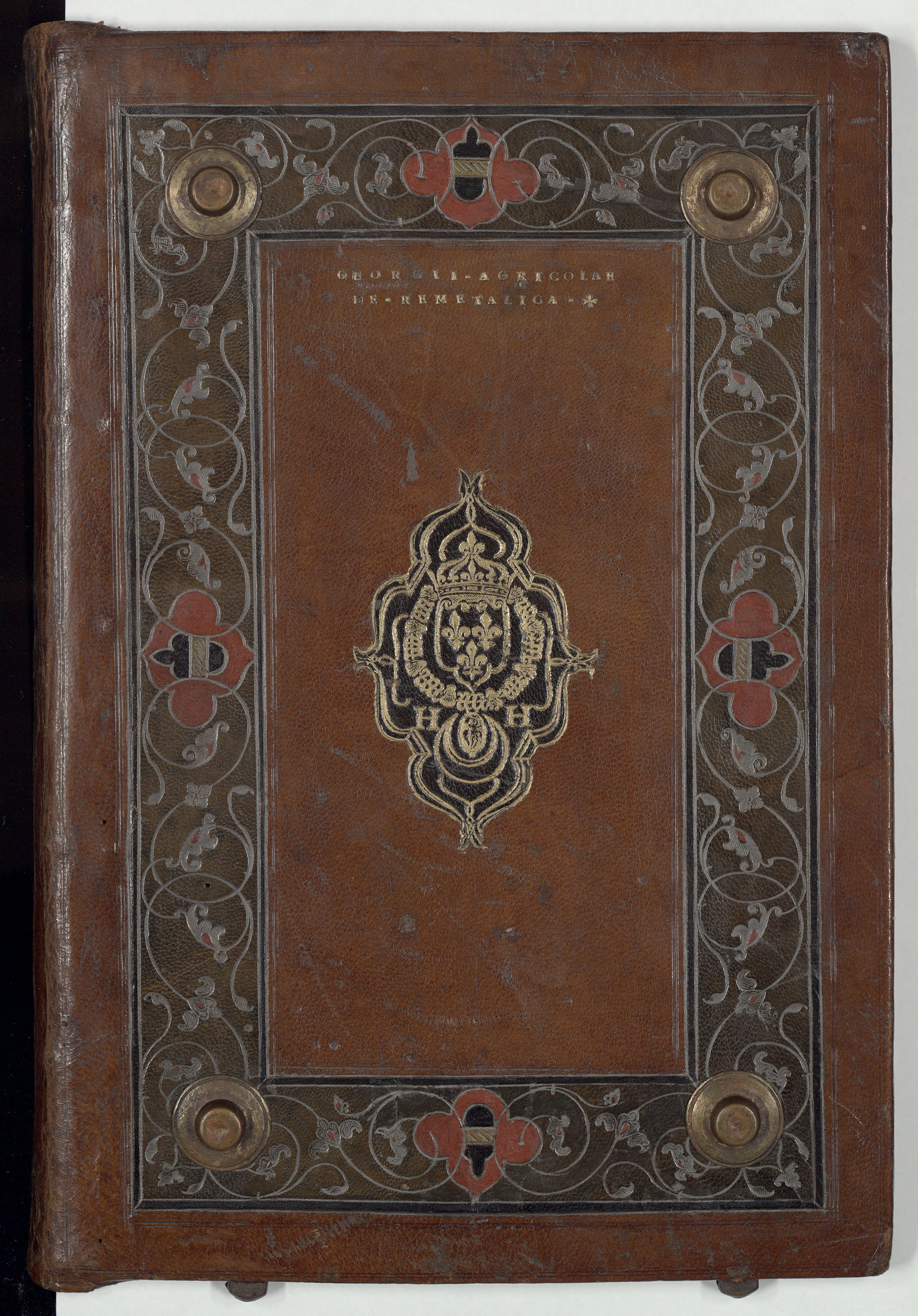 Reliure de : Georgii Agricolae de Re metallica libri XII, quibus officia, instrumenta, machinae ac omnia... ad metallicam spectantia non modo... describuntur, sed et per effigies... ob oculos ponuntur... Ejusdem de animantibus subterraneis liber...